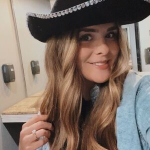 Meet your Posher, Hilary